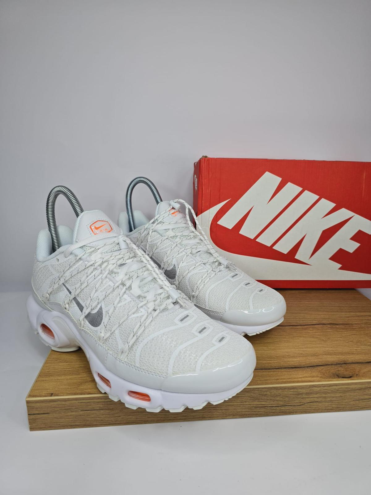 NIKE PATIKE TN Utility White Safety Orange