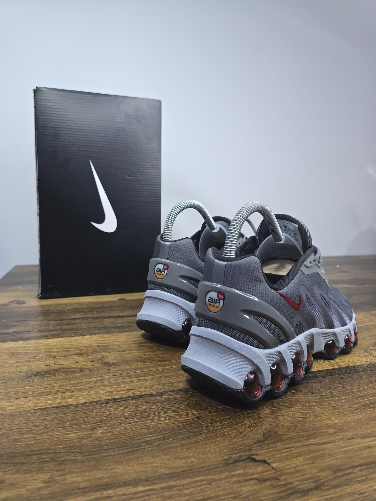 NIKE PATIKE Air Max DN8 Grey Red Black