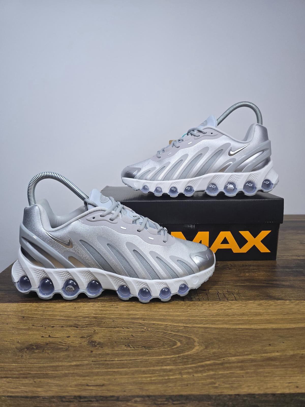NIKE PATIKE Air Max DN8 Metallic Silver