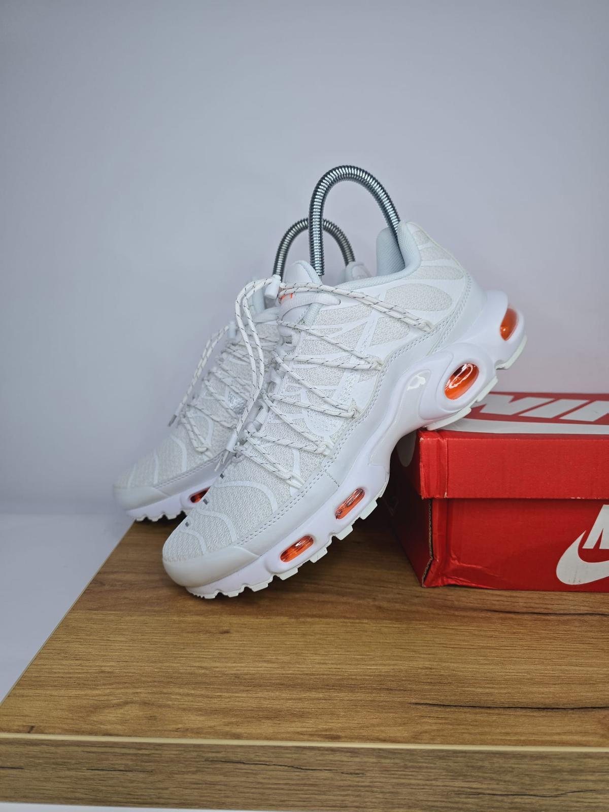 NIKE PATIKE TN Utility White Safety Orange