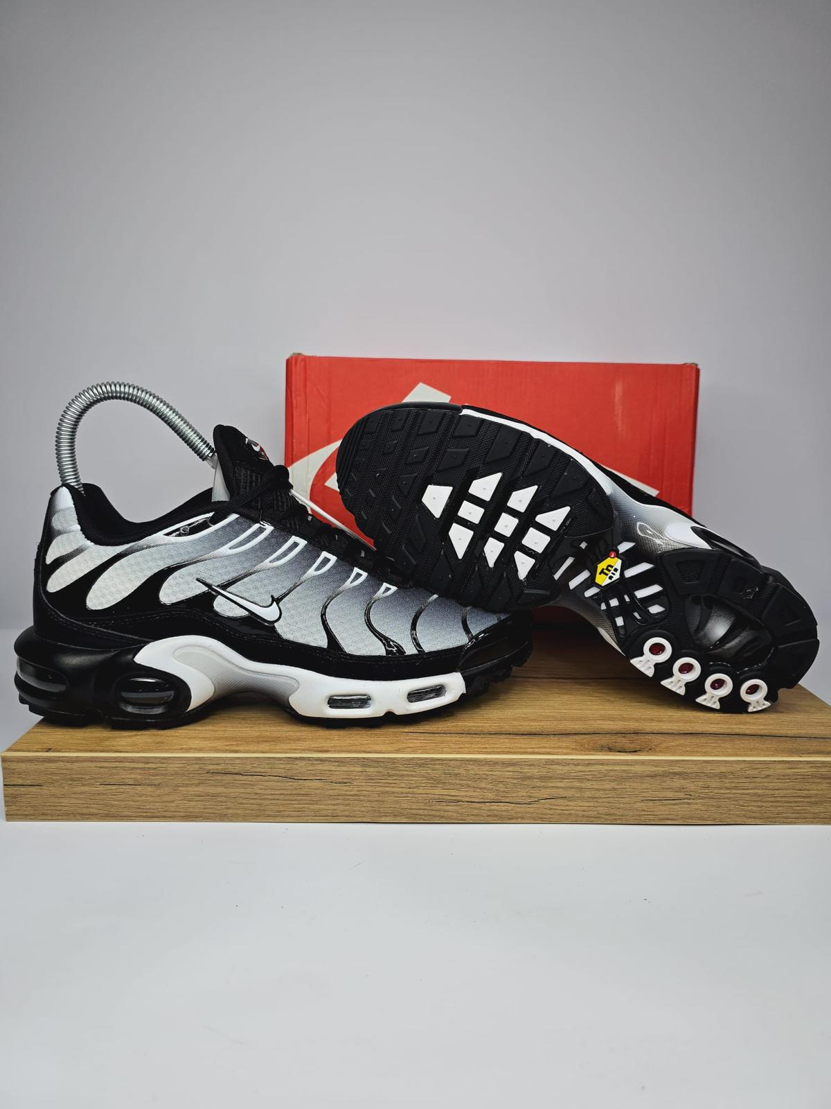 NIKE PATIKE TN Black Metallic Silver
