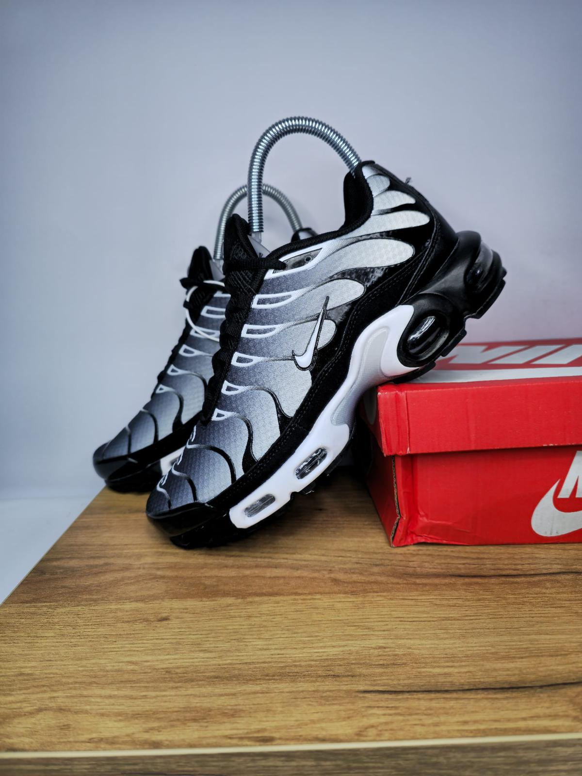 NIKE PATIKE TN Black Metallic Silver