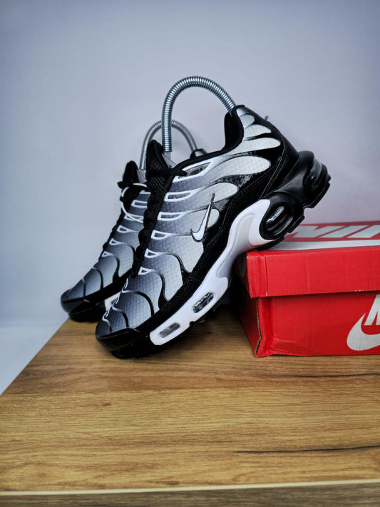 NIKE PATIKE TN Black Metallic Silver