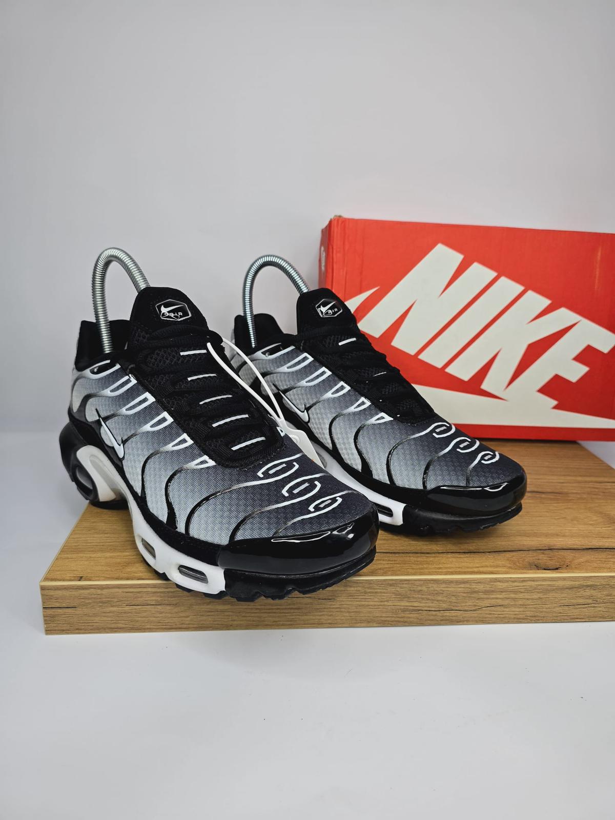 NIKE PATIKE TN Black Metallic Silver