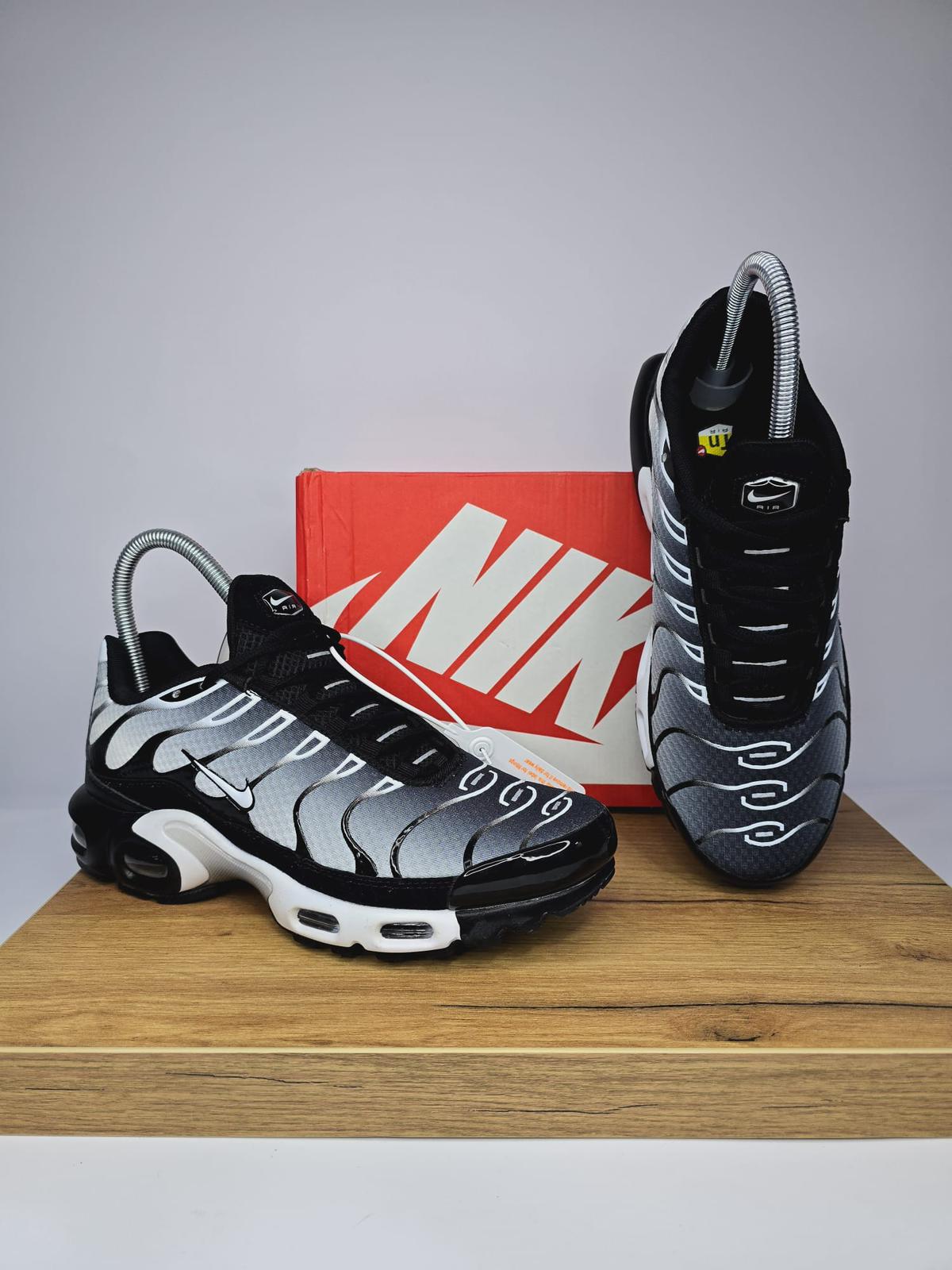 NIKE PATIKE TN Black Metallic Silver