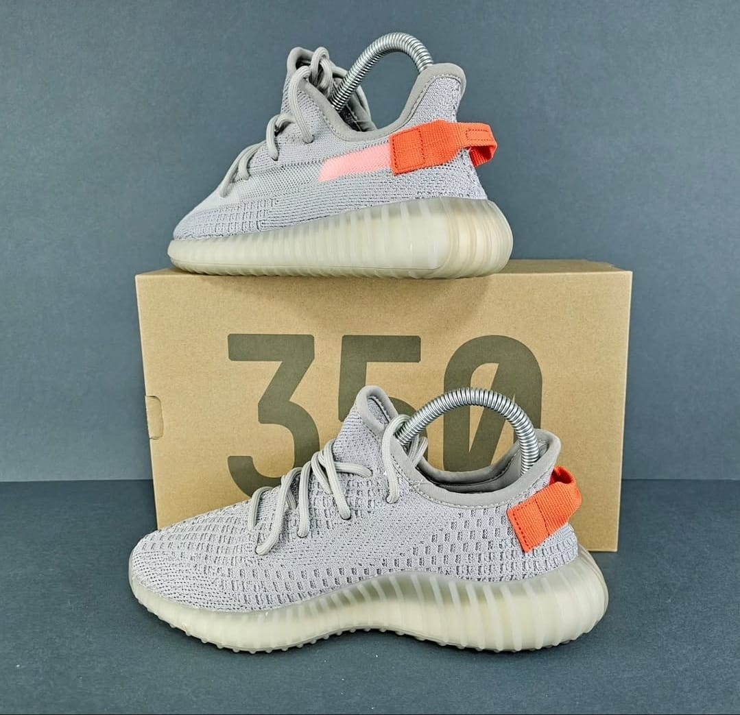 ADIDAS PATIKE Yeezy Tail Light
