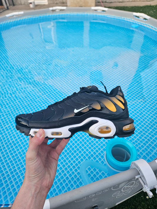 NIKE PATIKE TN Black University Gold