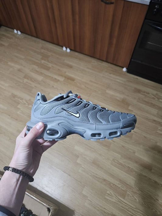 NIKE TN Grey